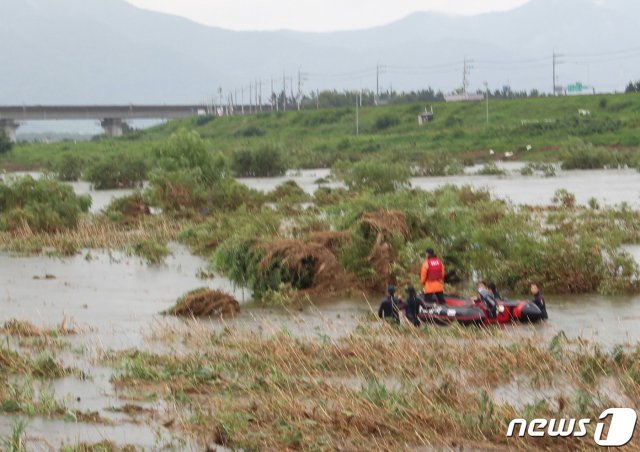 23일 소방대원들이 경남 밀양시 가곡동 예림교 부근에서 강물에 휩쓸려 실종된 40대 남성을 찾기 위해 수색작업을 벌이고 있다. 경남소방본부 제공