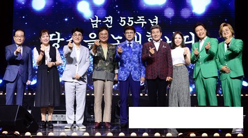 23일 서울 여의도 63시티 그랜드볼룸에서 가수 남진의 데뷔 55주년 기념 헌정식 '당신을 노래합니다' 행사가 열렸다. 헌정식에 참석한 김광진(왼쪽부터), 이자연, 조항조, 남진, 설운도, 진성, 알리, 육중완 밴드가 카메라를 향해 포즈를 취하고 있다. 김민성 기자 marineboy@donga.com