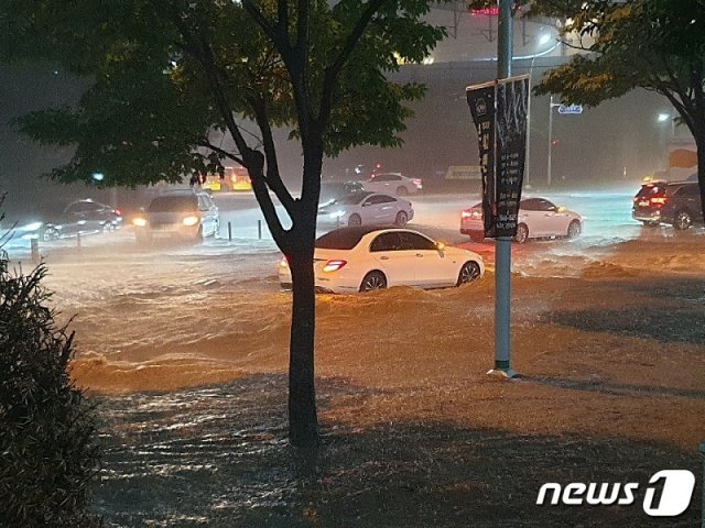 침수된 부산 해운대구 센텀시티 일대.(부산경찰청 제공)© 뉴스1