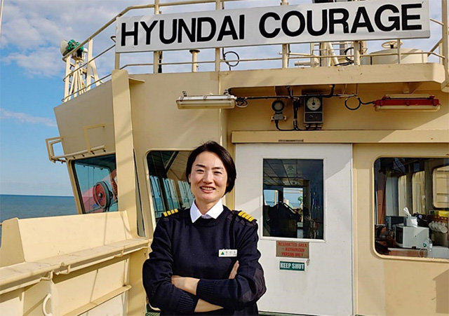 국립해양박물관은 바다와 여성에 대한 인식 변화를 소개하기 위해 ‘바다와 여성’이란 이색 전시회를 연다. 사진은 이번 전시회에 소개되는 최초의 여성 국적선사 선장인 현대상선의 전경옥 선장. 현대상선 제공