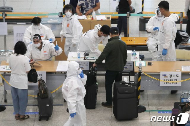 국내 신종 코로나바이러스 감염증(코로나19) 신규 확진자 수가 이틀 연속 60명대를 기록한 17일 오후 인천국제공항 제1여객터미널에서 입국객들이 관계자에게 안내를 받고 있다. 방역당국에 따르면 이날 0시 기준 국내 코로나19 확진자 수는 60명으로, 이중 해외유입 신규 확진자 수는 39명을 기록했다. 한편 방역당국은 해외유입 환자로 인해 국내에서 2차 감염된 사례가 3~4건 있지만 지역사회로의 추가전파 가능성은 낮다고 밝혔다. 2020.7.17/뉴스1 © News1