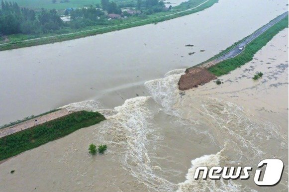 중국 남부 지방에 한 달 넘게 이어진 폭우로 홍수가 발생하자 안후이성 당국이 추허강 제방 댐을 폭파해 물을 방류하고 있다. 출처=바이두 갈무리