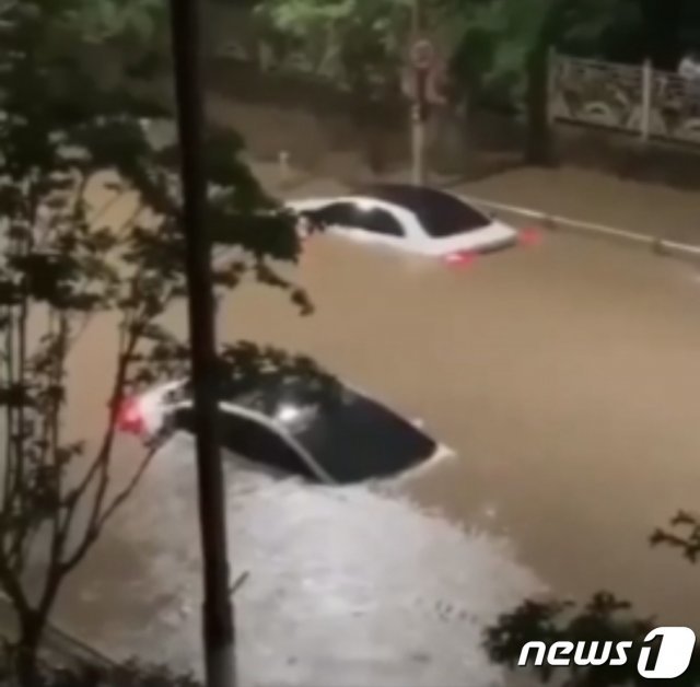 23일 오후 부산의 한 도로에 폭우로 차량이 물에 잠겨 있다. (독자 제공) 2020.7.23/뉴스1 © News1