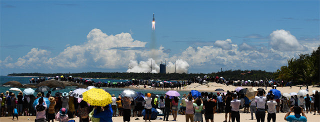 중국의 화성 탐사선 톈원 1호를 실은 창정 5호 로켓이 23일 중국 하이난 원창 우주발사장에서 발사되는 모습. 원창=신화