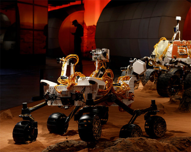 그리고 착륙선에서 나와 화성 표면을 돌아다니며 탐사하게 될 로버 모형. 뉴시스·AP 뉴시스