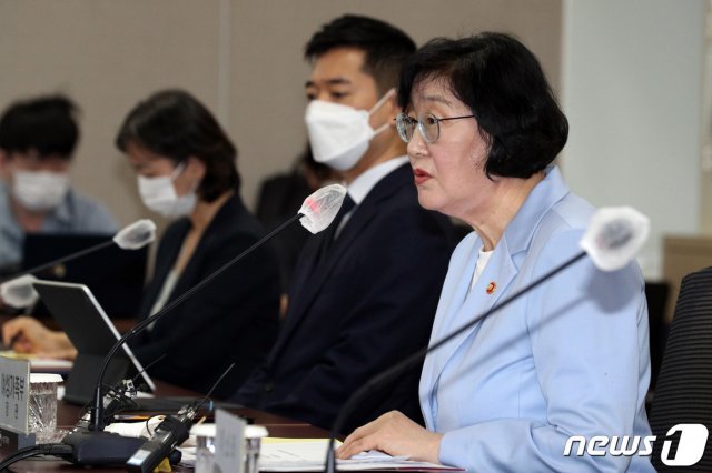 이정옥 여성가족부 장관이 17일 오후 서울 종로구 정부서울청사에서 열린 ‘여성폭력방지위원회 긴급회의’에서 모두발언을 하고 있다./뉴스1 © News1