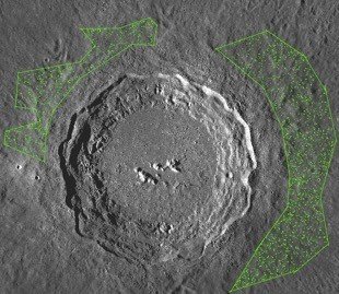 달 표면의 거대 크레이터와 그 주변을 둘러싼 작은 크레이터(녹색표시)를 찍은 카구야의 지형카메라 사진(Terrain Camera image). (오사카 대학제공) 2020.07.23