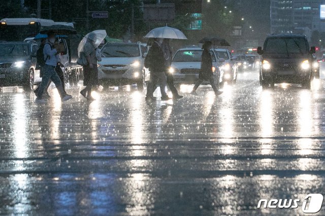 서울 전역에 호우주의보가 발령된 23일 오후 서울 세종대로 광화문광장 인근에서 시민들이 우산을 쓰고 발걸음을 재촉하고 있다. 2020.7.23/뉴스1 © News1