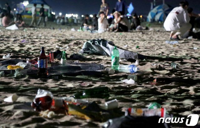 경포해수욕장 해변에 피서객들이 먹고 마신 술병과 쓰레기들이 돗자리 채 그대로 버려져 있다.  사진은 기사 내용과 무관합니다. (뉴스1 DB)