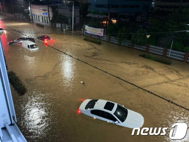 부산에 23일 오후 8시를 기점으로 호우 경보가 발효된 가운데 시간당 50mm 이상의 많은 비가 내리면서 침수 피해가 잇따르고 있다.(부산경찰청 제공)2020.7.23