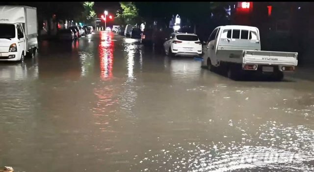 [울산=뉴시스] 폭우로 침수된 울산 삼산동.2020.07.24.(사진=울산해경 제공