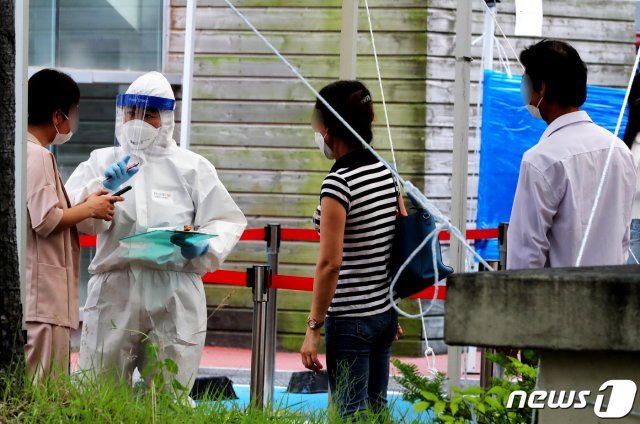 시민들 대상으로 조사하는 보건당국 관계자 자료사진. /뉴스1 © News1