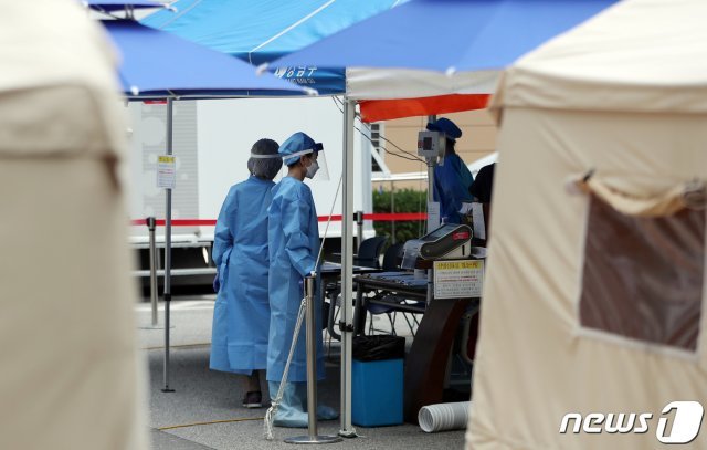 지난 6월4일 서울 강남구 보건소에 마련된 선별진료소에서 방진복을 입은 의료진들이 분주히 움직이고 있다./뉴스1 © News1