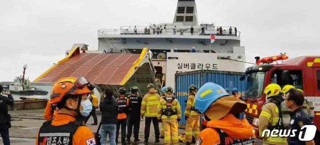 24일 오후 화재가 발생한 여객선에서 소방대원들이 화재 조사를 벌이고 있다.(제주소방안전본부 제공)2020.7.24/뉴스1© News1