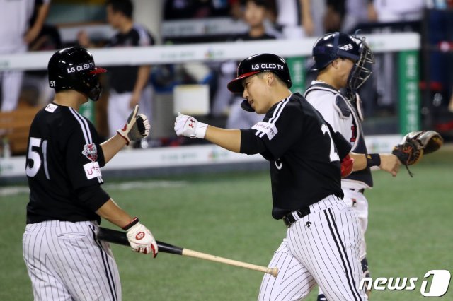 두산 베어스전에서 홈런을 터뜨린 LG 트윈스 김현수. /뉴스1 © News1