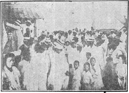 심각한 주택난에 시달리던 부산 민중들이 1921년 8월 25일 부산시민대회에 참가해 구제책을 요구하는 모습. 대회장인 부산청년회관이 꽉 차 군중들이 장외까지 빽빽하게 모여 있다.