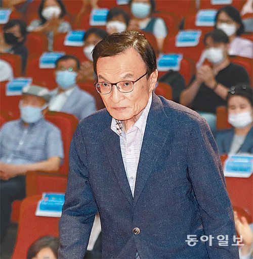 “세종시에 서울처럼 천박한 도시 만들면 안돼” 더불어민주당 이해찬 대표가 24일 세종시청에서 열린 세종시 착공 13주년 강연을 위해 단상에 오르고 있다. 세종=송은석 기자 silverstone@donga.com