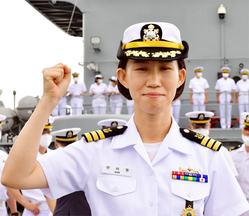 해군의 첫 여성 상륙함 함장(성인봉함 함장)이 된 안미영 소령이 24일 성인봉함 갑판에서 취임식 직후 주먹을 쥐어 보이고 있다. 해군 제공