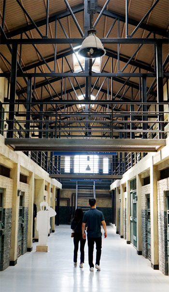 교도소세트장 내부에는 많은 사람들이 죄수복, 교도관 복장을 빌려 재미있는 사진을 찍거나 즐거운 추억 만들기에 나선다.