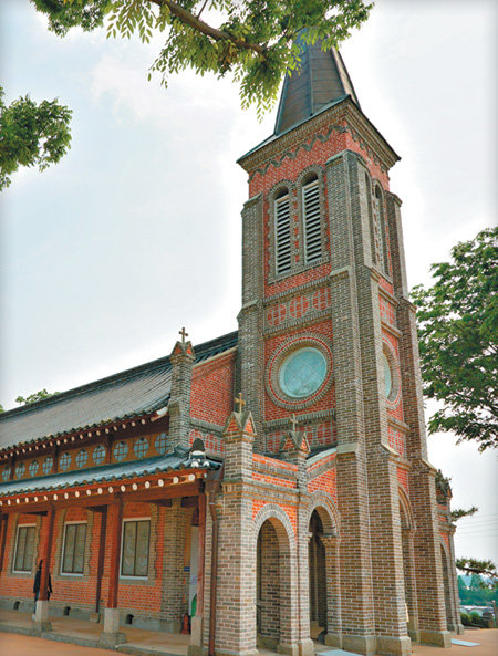 나바위성당은 전라도에서 가장 오래된 성당으로 한국과 서양의 양식이 혼합된 독특한 건물이다.