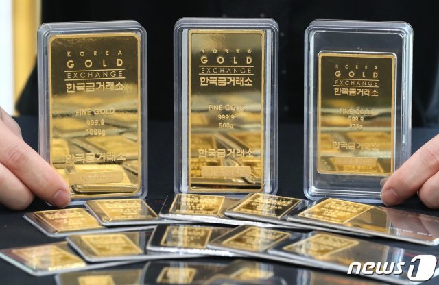 서울 종로구 한국금거래소에서 직원이 골드바를 정리하고 있다.  2020.7.14 © News1