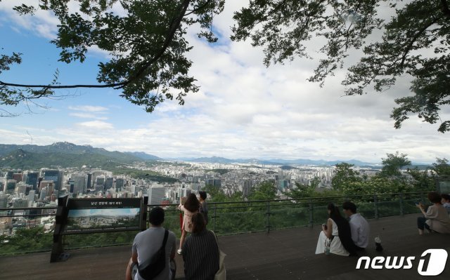 장맛비가 잠시 그친 24일 오후 서울 남산에서 시민들이 산책을 즐기고 있다. 2020.7.24 © News1