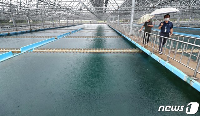 ‘수돗물 유충’ 사태가 시작된 인천 공촌정수장의 모습. © News1