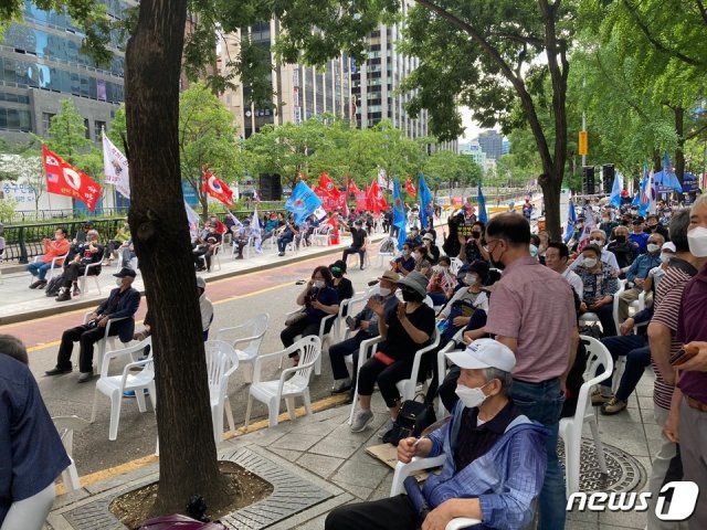 25일 오후 4시 서울 중구 을지로 예금보험공사 인근 보수단체 대규모 집회가 진행 중이다. © 뉴스1