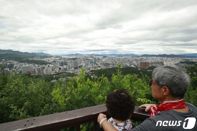 장맛비가 잠시 그친 24일 오후 서울 남산을 찾은 시민들이 도심을 바라보고 있다. 2020.7.24/뉴스1 © News1