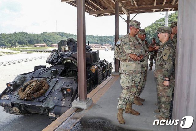 빈센트 브룩스 주한미군사령관이 지난 15일 경기도 포천 로드리게스 사격장을 찾아 장병들과 대화를 하고 있다. (주한미군사 제공) 2018.8.16/뉴스1