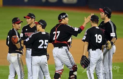 26일 서울 잠실야구장에서 ‘2020 신한은행 SOL KBO 리그‘ LG 트윈스와 두산 베어스의 경기가 열렸다. 9회말 1사 1,2루 두산 병살타로 4-3 승리를 거둔 후 LG 선수들이 기뻐하고 있다. 잠실｜김종원 기자 won@donga.com