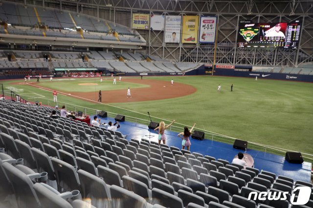 지난달 28일 오후 서울 구로구 고척스카이돔에서 열린 ‘2020 프로야구 신한은행 SOL KBO리그’ KIA 타이거즈와 키움 히어로즈 경기가 무관중 경기로 진행되고 있다. © News1