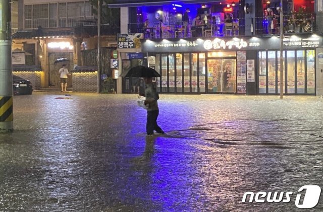 23일 오후 9시58분쯤 부산 연제구 연산5동의 한 도로가 폭우에 물에 잠겼다. (독자 제공) 2020.7.23