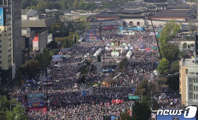 9일 오후 범국민투쟁운동본부 등 보수단체가 주최한 조국 법무부장관 사퇴 촉구 집회에서 참가자들이 서울 세종로 광화문광장 일대를 가득 메우고 있다. 2019.10.9/뉴스1 © News1