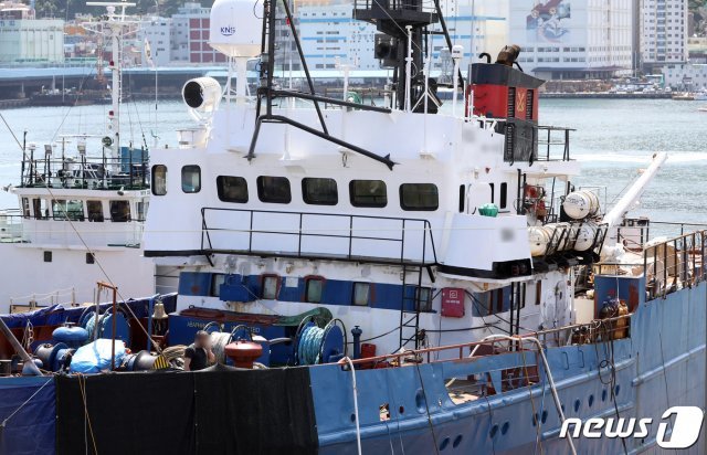 부산 영도구의 한 수리조선소에 정박 중인 한 러시아 원양어선에서 러시아인 선원들이 코로나19 확진 판정을 받았다. © News1