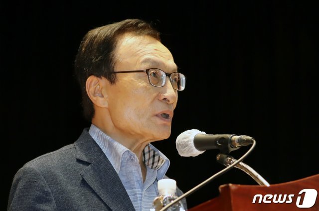 이해찬 더불어민주당 대표가 24일 세종시청 여민실에서 열린 세종시 착공 13주년 및 정책아카데미 200회 기념 명사특강에서 ‘세종시의 미래, 그리고 국가균형발전의 시대’를 주제로 강연하고 있다. 2020.7.24 © News1