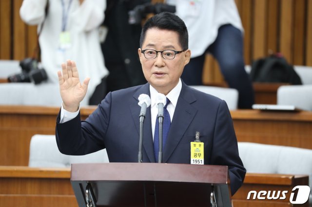 박지원 국가정보원장 후보자가 27일 오전 서울 여의도 국회 정보위 전체회의에서 열린 국정원장 후보자 인사청문회에서 선서를 하고 있다. 박 후보자 인사청문회는 학력위조 의혹과 대북관 등이 쟁점이 될 예정이다. 2020.7.27 © News1