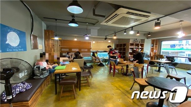 자격이 없는 외국인 138명을 불법고용해 운영해온 영어카페 모습.(남부출입국·외국인사무소 제공) © 뉴스1