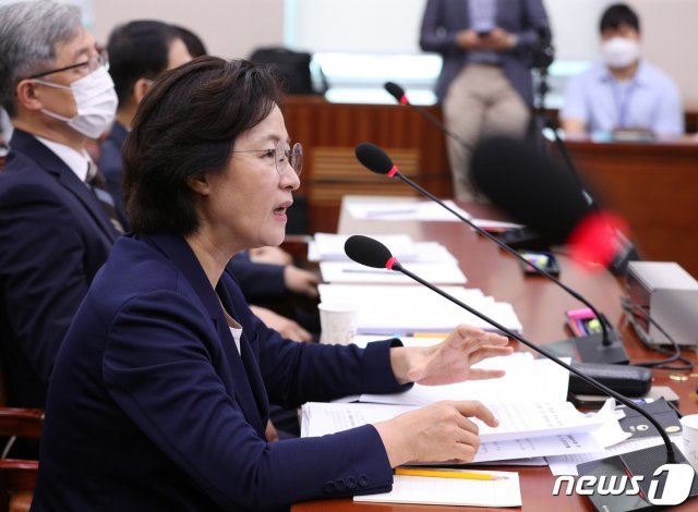 추미애 법무부 장관이 27일 오전 서울 여의도 국회에서 열린 법제사법위원회 전체회의에서 의원들의 질의에 답하고 있다. 2020.7.27/뉴스1 © News1