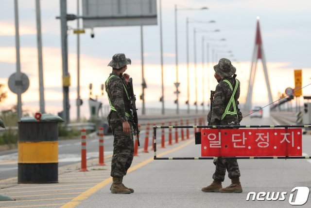 26일 인천 강화군 북한 접경지 교동도로 진입하는 교동대교에서 군 병력들이 검문을 하고 있다. 2020.7.26 © News1