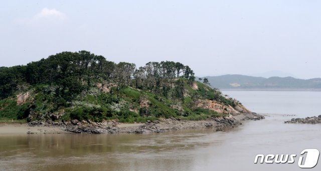 경기 김포시 월곶면 보구곶리에서 바라본 유도(留島)의 모습. 중립수역구역 내 있는 유도는 무인도이며, 유도 뒤쪽으로는 북한 황해도 개풍군 일대를 바라볼 수 있다. © News1