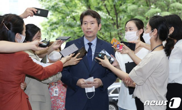 이인영 신임 통일부 장관이 27일 오후 서울 종로구 정부서울청사로 첫 출근하며 취재진의 질문에 답하고 있다. 문재인 대통령은 이날 오전 11시45분쯤 이인영 장관 임명을 재가했다. 2020.7.27/뉴스1 © News1