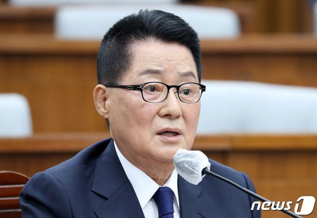 박지원 국가정보원장 후보자가 27일 오전 서울 여의도 국회 정보위 전체회의에서 열린 국정원장 후보자 인사청문회에서 의원들 질의에 답하고 있다. 박 후보자 인사청문회는 학력위조 의혹과 대북관 등이 쟁점이 되고있다. 2020.7.27/뉴스1 © News1