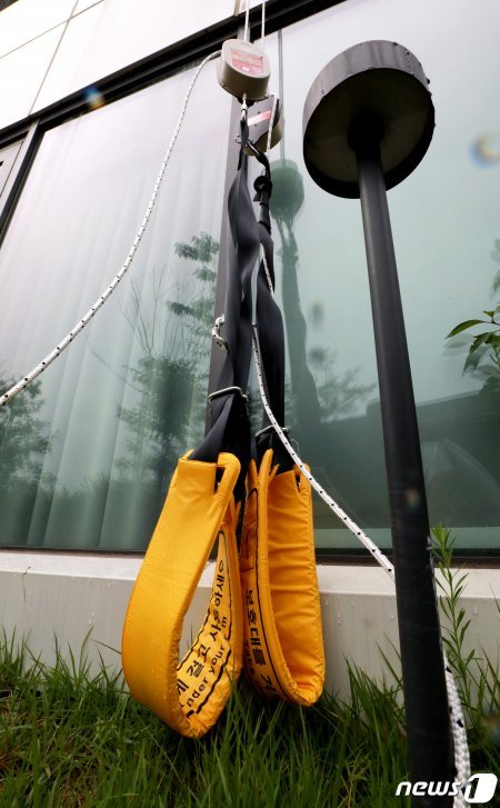 27일 오전 3시쯤 김포의 한 해외 입국자 임시격리시설 6층에서 베트남 국적 남성 3명이 완강기를 이용해 탈출했다.2020.7.27/뉴스1 © News1