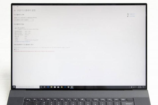 디스플레이는 16:10 비율의 17인치 4K 터치스크린을 탑재했다. 어도비RGB 100%와 디스플레이HDR400을 지원한다. 출처=IT동아