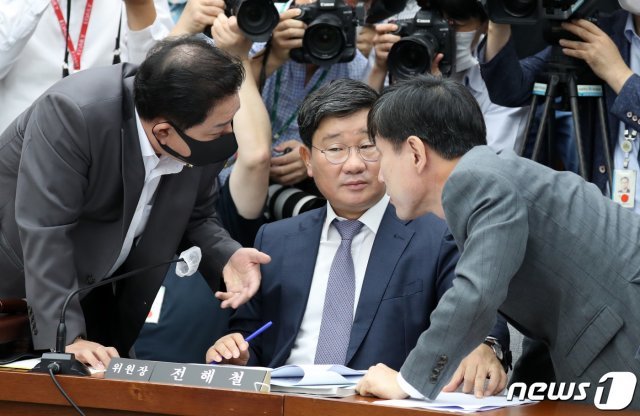 전해철 국회 정보위원장(가운데), 김병기 더불어민주당(왼쪽), 하태경 미래통합당 의원이 27일 오전 서울 여의도 국회 정보위 전체회의에서 열린 박지원 국정원장 후보자 인사청문회에서 대화를 나누고 있다. 2020.7.27/뉴스1 © News1