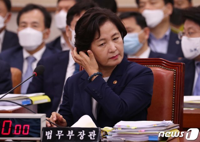 추미애 법무부 장관이 27일 오후 서울 여의도 국회에서 열린 법제사법위원회 전체회의에 출석해 머리를 만지고 있다. 2020.7.27/뉴스1 © News1