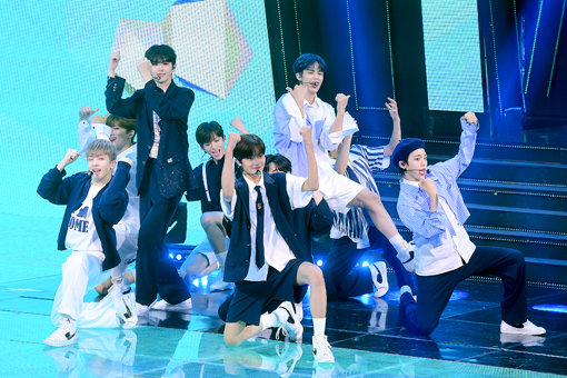 4월 데뷔한 신인그룹 크래비티가 25일 온라인으로 생중계된 ‘드림콘서트’ 무대에서 안무를 선보이고 있다. 사진제공｜드림콘서트