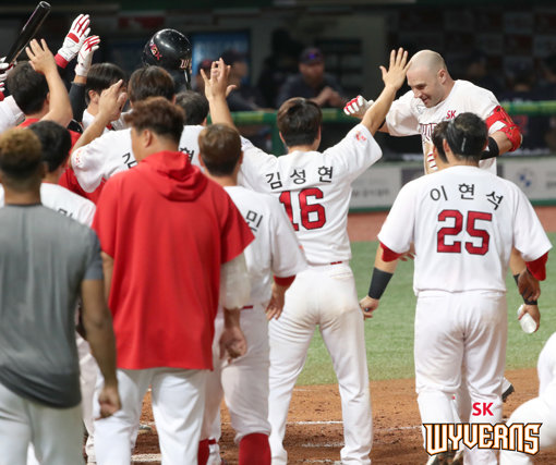 SK는 7월 20경기에서 10승10패로 선전하고 있다. 6월까지 14승34패로 부진했던 것과 대조적이다. 사실상 올 시즌 처음 경험하는 상승기류가 향후 행보에 어떤 영향을 미칠지 주목된다. 사진제공｜SK 와이번스
