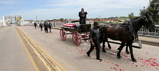 26일(현지 시간) 미국 흑인 인권운동의 대부 존 루이스 전 하원의원의 운구 마차가 앨라배마주 셀마시의 에드먼 드페터스 다리 위를 지나가고 있다. 셀마=AP 뉴시스